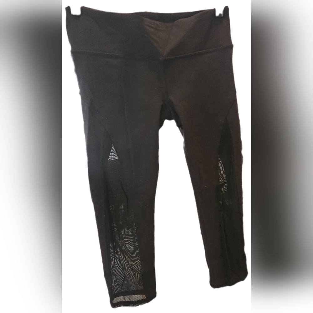 EUC Alo black leggings with mesh inserts up thighs